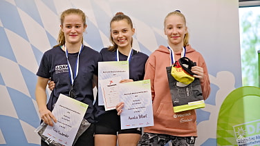 Bayerische Meisterschaft Bouldern 2024, Thalkirchen: Das Podium der C-/B-Jugend mit Alisa Strigo (Mitte) und Finia Fassbender (l.)