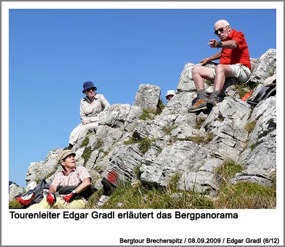Tourenleiter Edgar Gradl erläutert das Bergpanorama