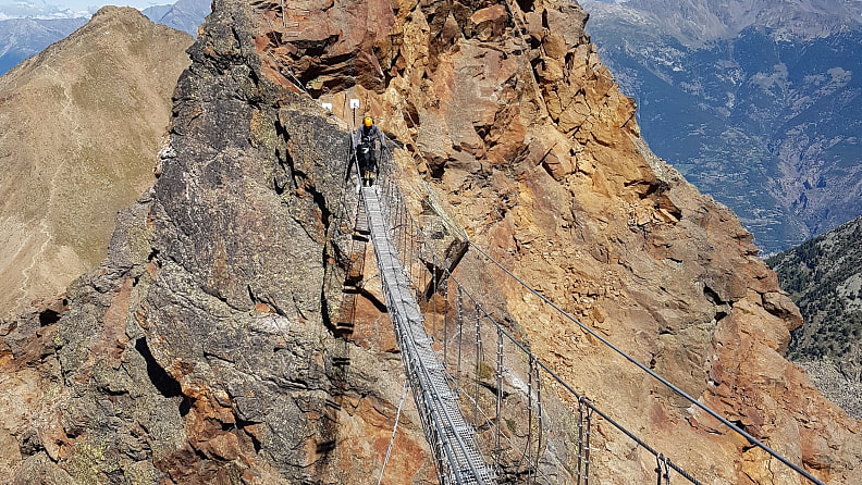 Drahtseil-Akt auf 3200 m Höhe: Der erste Schritt über die Hängebrücke erfordert etwas Mut, dann fließt das Adrenalin.