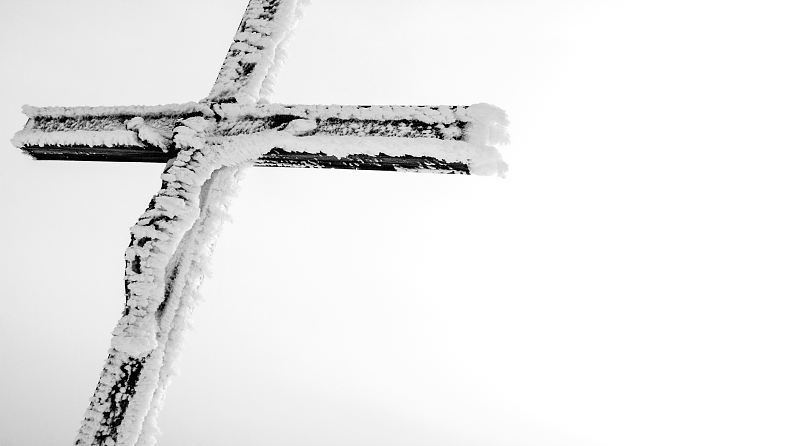 Für Ludwig Watteler sind Gipfelkreuze Kunstobjekte, wie hier das kunstvoll eingeschneite Kreuz auf der Brecherspitze. 