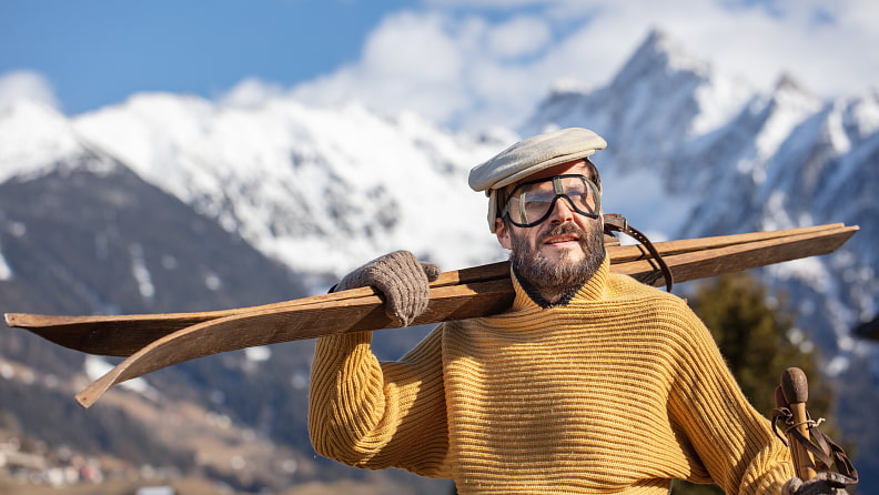 Für seine "Dauerausstellung" auf Instagram posiert Thomas Bachnetzer mit Ski und Bekleidung von damals.