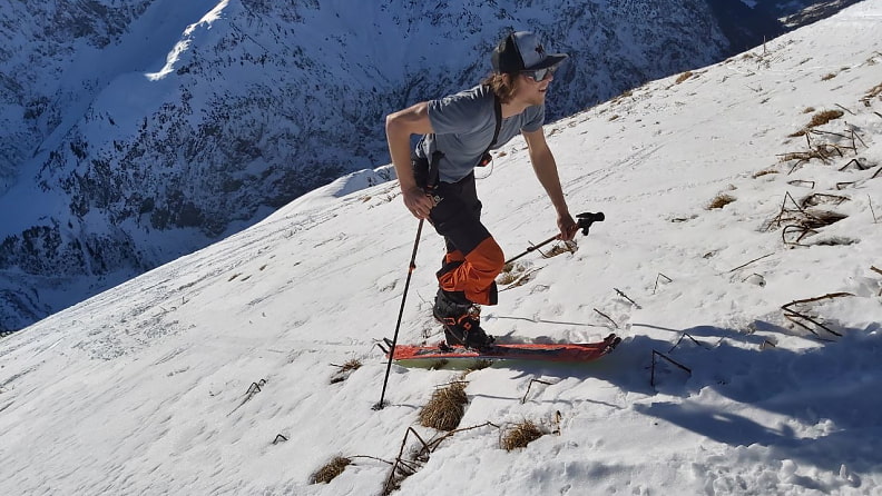 Tom ist gern am Berg aktiv, ob mit Ski an den Füßen, ...